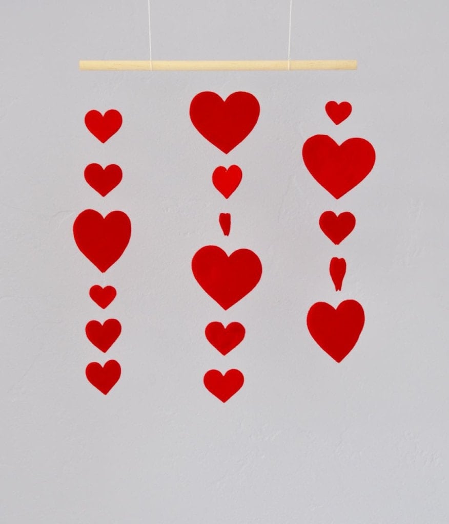 Valentine's Day heart mobile tutorial. Such a cute way to decorate for the holiday!