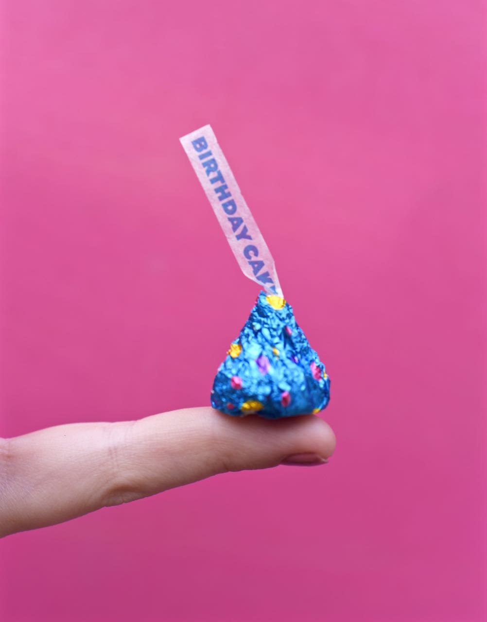 Mini pinata DIY. Make cute mini pinatas for party guests with this easy tutorial!