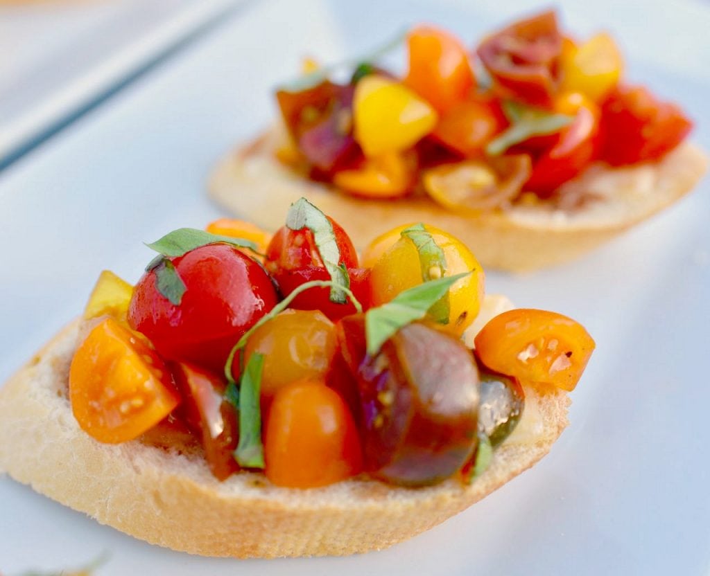 Bruschetta recipe with fresh tomatoes and basil. SO delicious and easy to make!