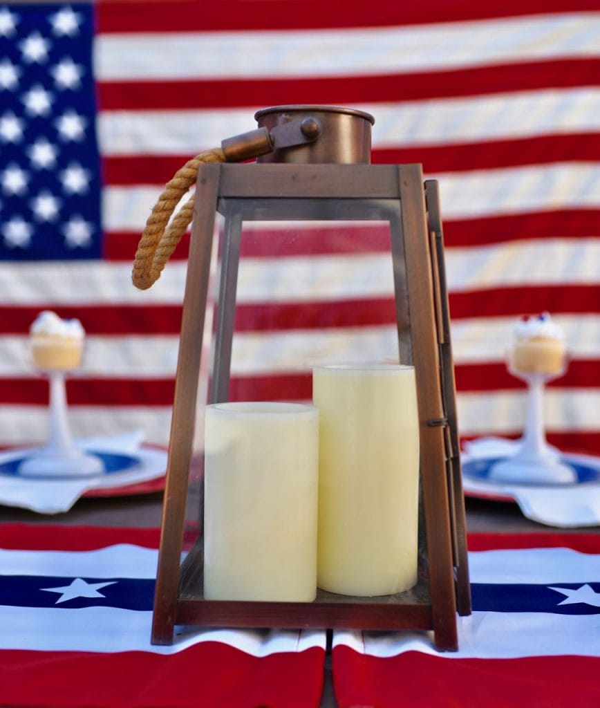 Lantern 4th of July table setting idea and patriotic 4th of July party