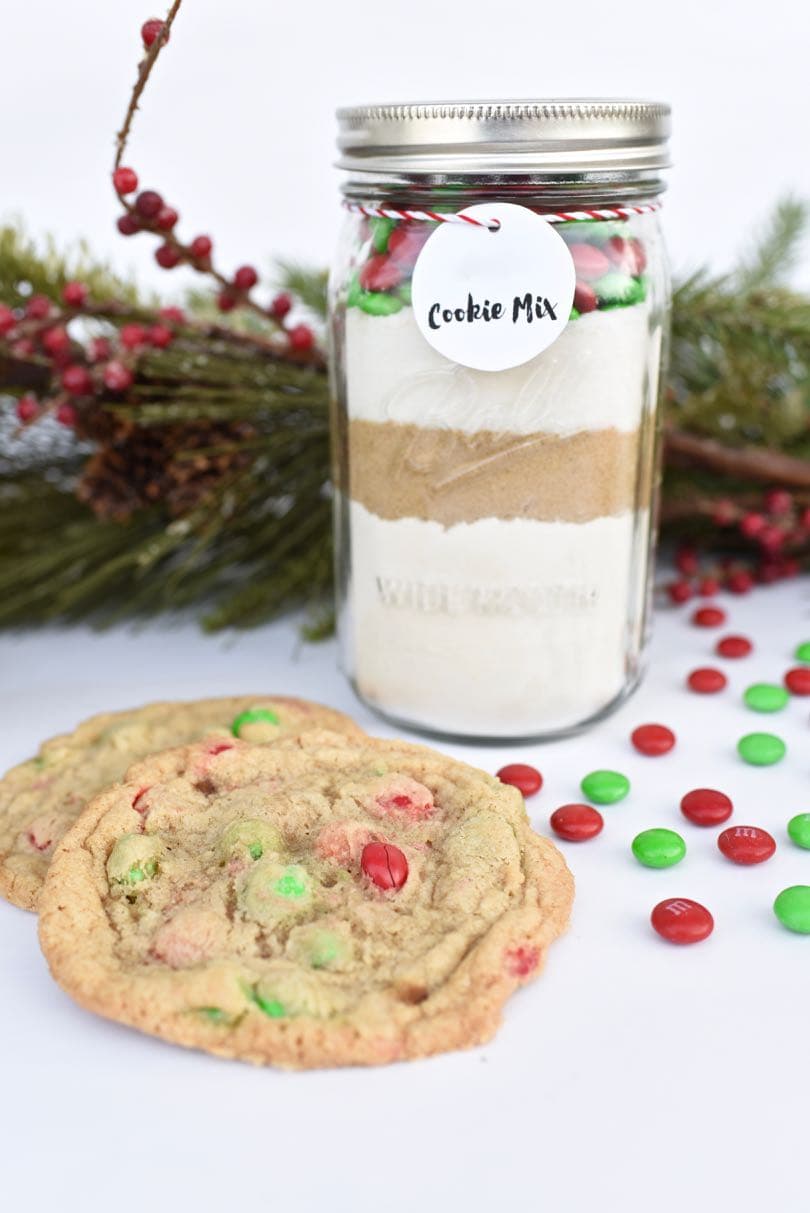 Cookie mix in a jar gift. Make this simple cookie mix in a jar for an