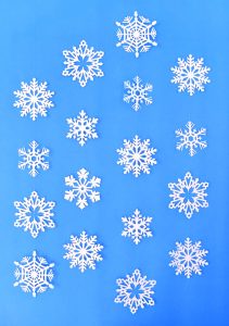 Snowflake hanging decorations tutorial. Make these beautiful glitter snowflakes for an inexpensive holiday decoration!