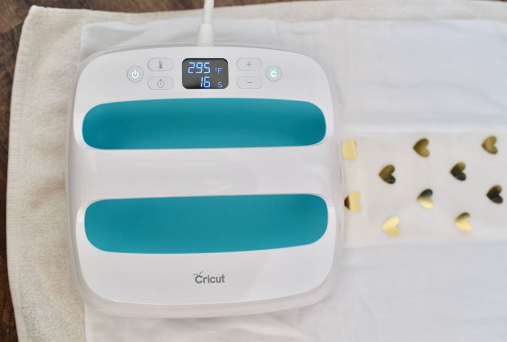 DIY burp cloths using Cricut EasyPress and Cricut Explore Air 2