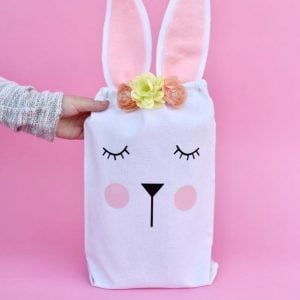 Easter bunny bag tutorial. Make this darling Easter bunny bag with a Cricut machine and heat transfer vinyl + FREE cut file!