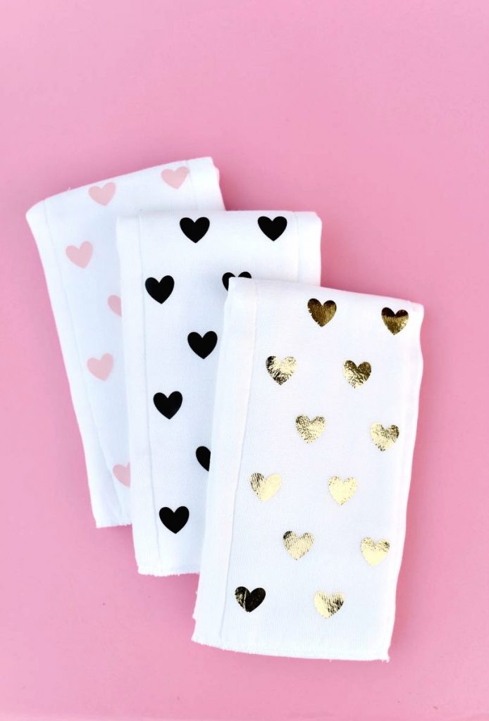 Easy DIY burp cloths in minutes with heat transfer vinyl. So easy to make!