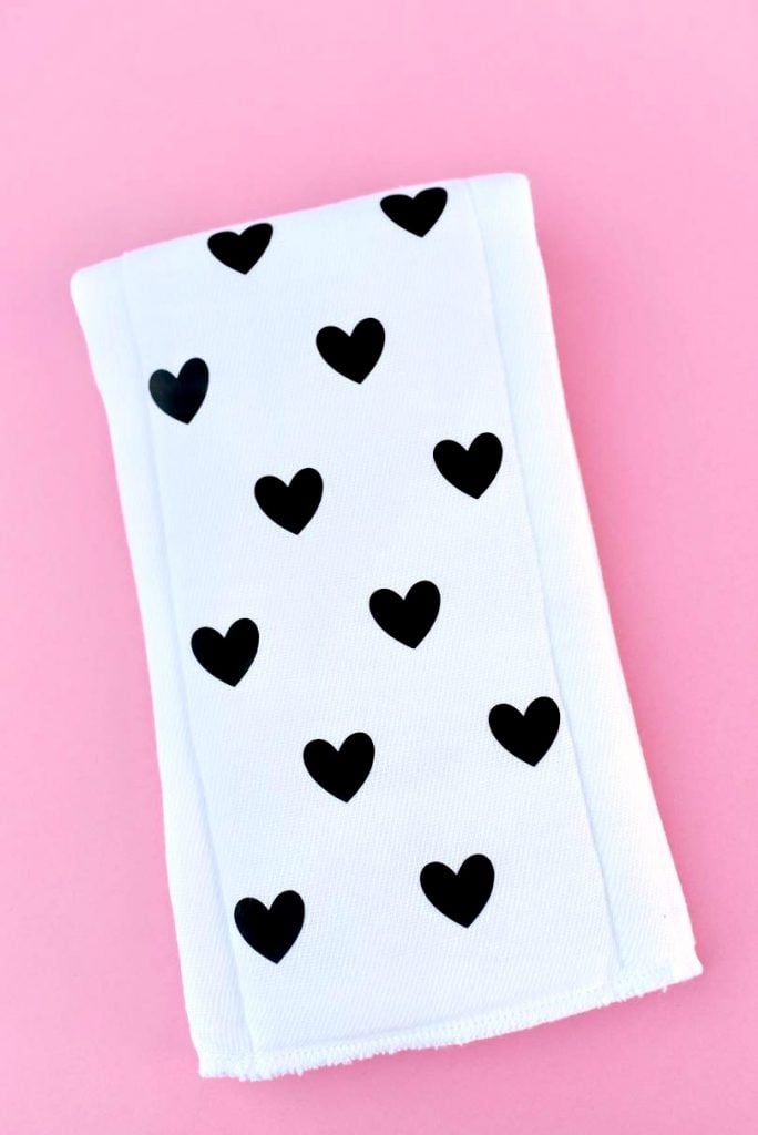 Easy DIY burp cloths with heat transfer vinyl (HTV) and Cricut Make