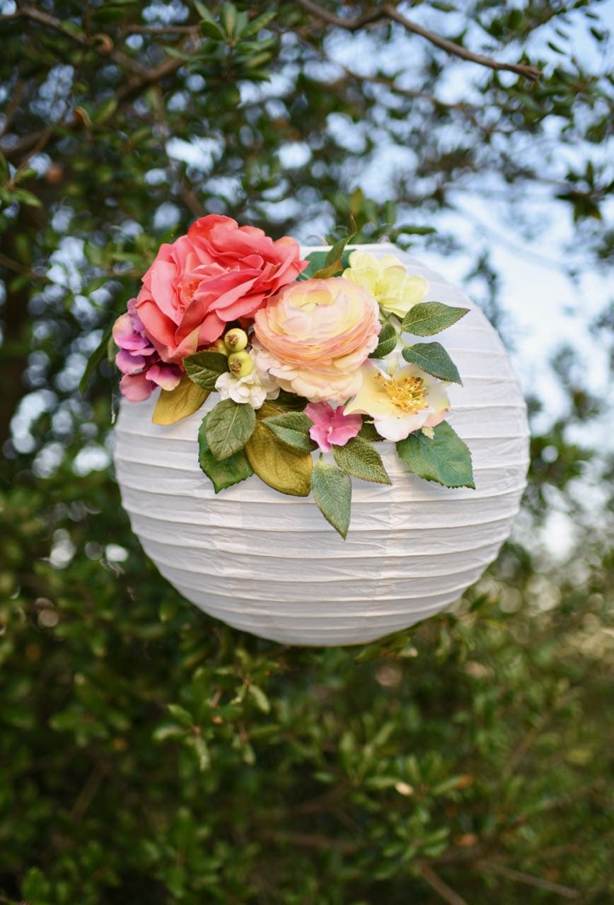 DIY flower paper lanterns. Make these pretty paper lanterns