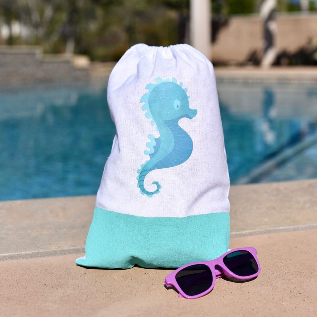 Beach bag DIY tutorial with Cricut Iron-On Designs