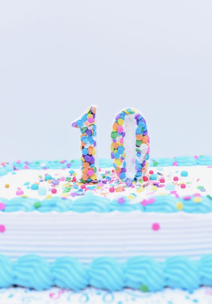 How to make a chocolate cake topper with chocolate and sprinkles